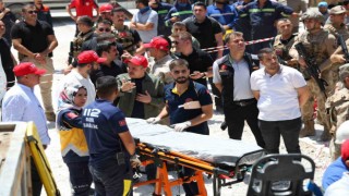 Gabarda sondaj kulesi altında kalan 3 işçiden 2si kurtarıldı
