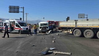 Gaziantepte 3 aracın karıştığı kazada minibüs şoförü ağır yaralandı