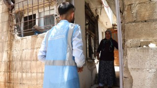 Gaziantep'te Yaşlılara Özel Çilek İkramı