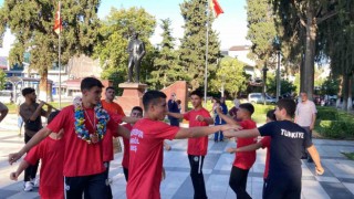 Genç şampiyona davul zurnalı karşılama