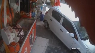 Geri geri markete girdi
