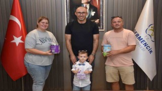 Germencikte 5 yaşındaki Eymen SMAlı Linda bebeğe kumbarasını bağışladı