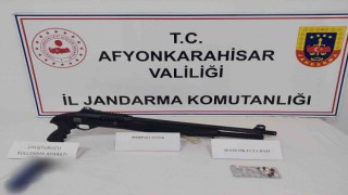 Getirdikleri uyuşturucuyu satamadan jandarmaya yakalandılar