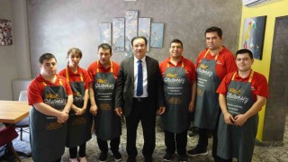 Glutensiz Bir Başka Kafenin “özel ihtiyaçlı” çalışanları azimleriyle takdir topluyor