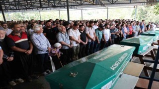 Göle düşen otomobilde hayatını kaybeden aile, gözyaşlarıyla toprağa verildi