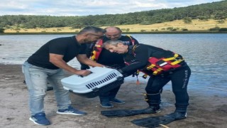 Gölette ayağına ip dolanan karabatak kurtarıldı