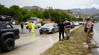 Gümüşhanede sağanak yağışın ardından trafikte aksamalar meydana geldi