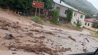 Gümüşhaneyi sağanak yağış vurdu, Erzincan-Gümüşhane karayolu kapandı