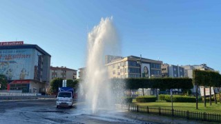 Güngörende asfalt yenilemesi sırasında su borusu patladı: Fışkıran su metrelerce yükseldi