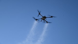 Gurbetçilerin üzerine drondan gül suyu serptiler
