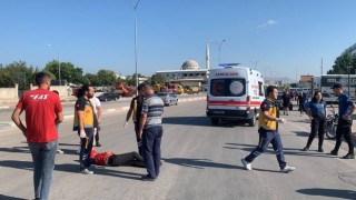 Hafif ticari araçla çarpışan motosiklet 30 metre sürüklendi: 2 yaralı