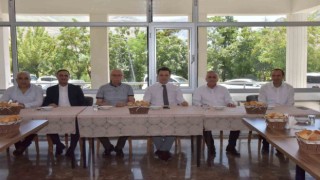 Hakkaride emekliye ayrılan müdürlere veda yemeği