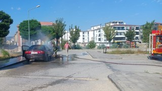 Hastane bahçesinde araç yangını