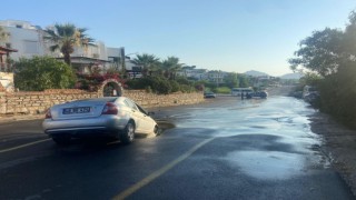Hat patladı, oluşan çukura otomobil düştü