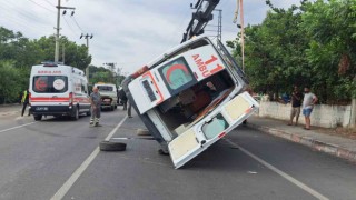 Hatayda ambulans devrildi: 2 sağlık çalışanı yaralandı