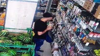 Havaların ısınması hırsızları da etkileri, deodorant seçip çalan şahıs kamerada