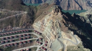 Heyelan riski süren kaya düşmelerinin yaşandığı Yeniköyde incelemede bulundular