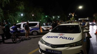 Hırsını önce aracın tamponundan, sonra gazetecilerden çıkarttı