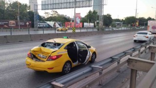 Hızını alamayan motosikletli taksiye arkadan çarptı: 2 yaralı