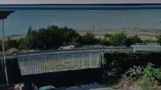 Hızını alamayan otomobil bahçeye uçtu: Olay anı güvenlik kamerasında