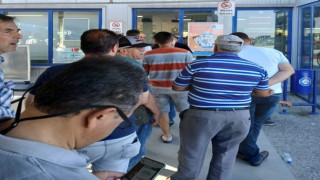 Hizmet verilemeyince uzun kuyruklar oluştu