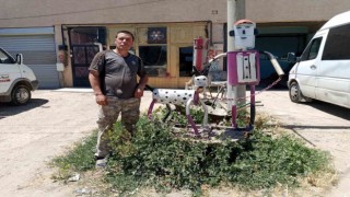 Hurda egzoz parçalarından insan ve köpek figürleri oluşturdu