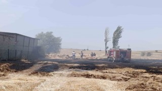Hüyükte saman balyası ve tarla yangını