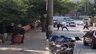 İki gurup sokak arasında kavgaya tutuşunca ortalık meydan muharebesine döndü