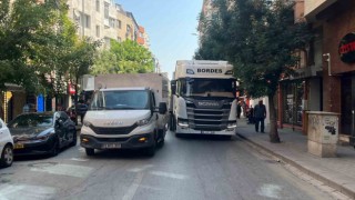 İkinci şeride park edilen kamyonet trafiği kilitledi