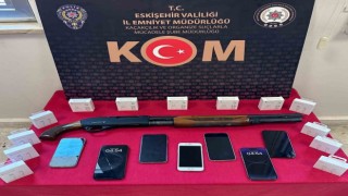 İletişim dükkanında 350 bin liralık kaçak cep telefonu ele geçirildi