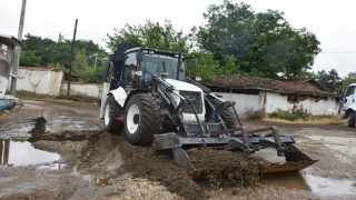 İnönü Belediyesi çamur ve molozlardan kapanan yolları açtı