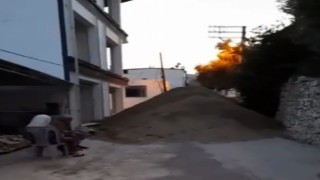İnşaat alanı dışına dökülen kum vatandaşı sokağa hapsetti