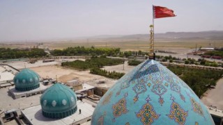 İranda cami kubbesine “intikam bayrağı” çekildi