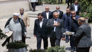 İranın yeni Cumhurbaşkanı Pezeşkiyan mazbatasını aldı
