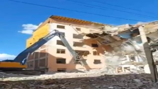 İş makinesinin tek darbesi, ağır hasarlı binayı yerle bir etti