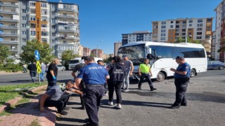 İşçi servisi ile kamyon çarpıştı: 10 yaralı