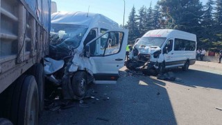 İşçi servisleri kafa kafaya çarpıştı: 21 yaralı