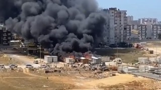 İşçilerin konakladığı konteynerler alev alev yandı, gökyüzünü siyah dumanlar kapladı