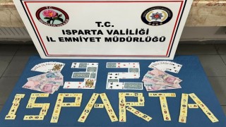 Ispartada dernekte kumar oynayan 3 kişiye para cezası