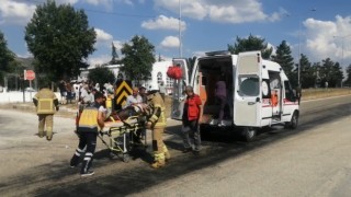Ispartada otomobil ile akülü bisiklet çarpıştı: 3 yaralı
