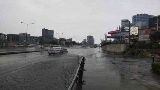 İstanbul hafta sonuna yağmurla uyandı