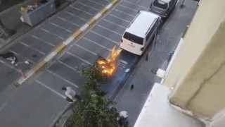 İstanbulda alev alan motosiklete ilginç müdahale kamerada: Binadan kovayla su döktüler
