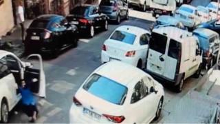İstanbulda dehşet anları kamerada: Kendini araçtan atan kadın metrelerce sürüklendi
