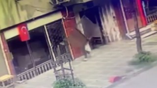 İstanbulda ilginç hırsızlık kamerada: Apartman kapısını söküp çaldı