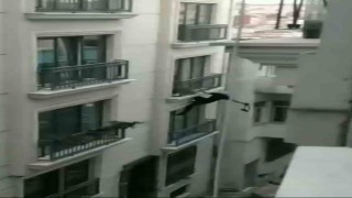 İstanbulda “örümcek adam” gibi otele tırmanan hırsız kamerada