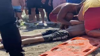 İstanbulda plajda denize giren çocuk boğulma tehlikesi geçirdi