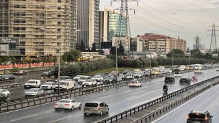 İstanbulda sağanak yağış trafiği olumsuz etkiledi