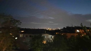 İstanbulda şimşekler geceyi aydınlattı
