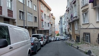 İstanbulda “Üstüme toz geliyor” kavgası kamerada: Oğlu ve babası adama saldırdı