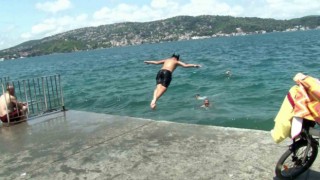 İstanbullular sıcak havada Boğazın sularında serinledi